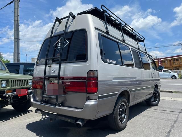 Hiace imported from us here in Japan, you're looking at the 2.8 liter Diesel straight four or the 3.0 liter Diesel straight four