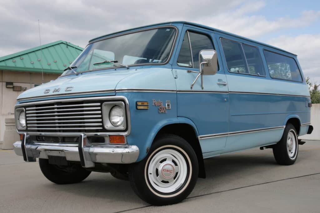 Hiace imported from us here in Japan, you're looking at the 2.8 liter Diesel straight four or the 3.0 liter Diesel straight four