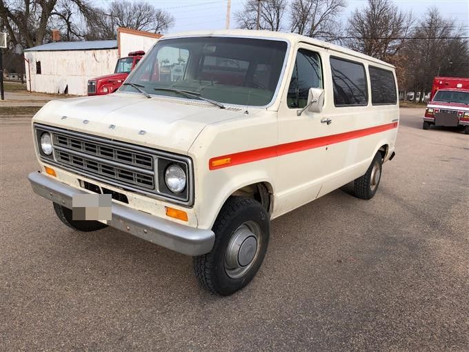 Hiace imported from us here in Japan, you're looking at the 2.8 liter Diesel straight four or the 3.0 liter Diesel straight four