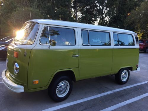 Hiace imported from us here in Japan, you're looking at the 2.8 liter Diesel straight four or the 3.0 liter Diesel straight four