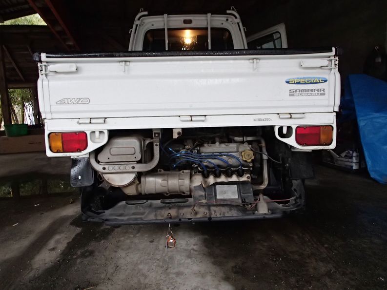 Best-Kei-Trucks-RESTRUCTURED-article-two-PHOTO-9.-Sambar-Truck-good-maintenance-access.-For-sale-in-Japan