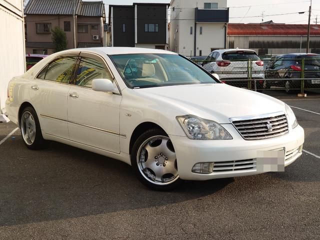 15-Lowered-and-modified-Toyota-Crown-from-Japan