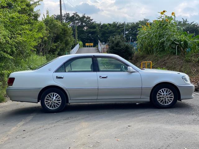 9-3-liter-Crown-Sedan.-Cheap-good-luxury-car