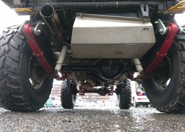 10 1993 Suzuki Jimny tuner's dream tank guard leaf springs under