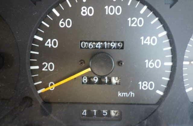 3-Toyota-Hiace-Van-R100-Chassis-Gasoline-Hiace-van-super-low-mileage-good-price-direct-import-from-Japan--640x456