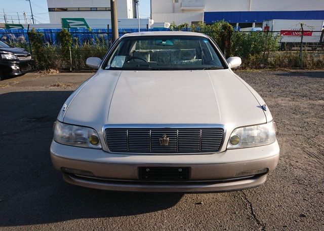 1-Three-Liter-Crown-Majesta-JZS-140-Series-Front-View