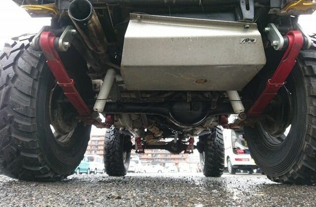 10-1993-Suzuki-Jimny-tuners-dream-tank-guard-leaf-springs-under