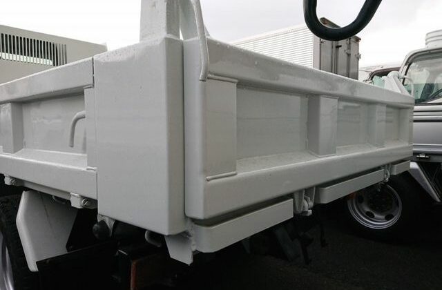 10-2006-Mitsubishi-Canter-Dump-Truck.-Close-up-of-rear-tail-gate-in-perfect-condition