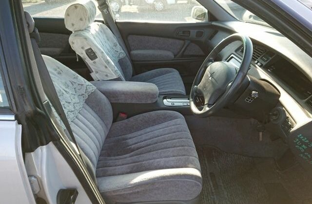 12-Three-Liter-Crown-Majesta-JZS-140-Series-front-seats