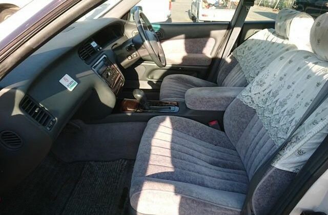 13-Three-Liter-Crown-Majesta-JZS-140-Series-clean-interior