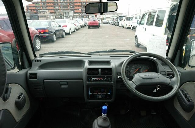 15-Subaru-Sambar-Diaz-large-front-windshield-air-conditioning-5-speed-manual-transmission-640x456