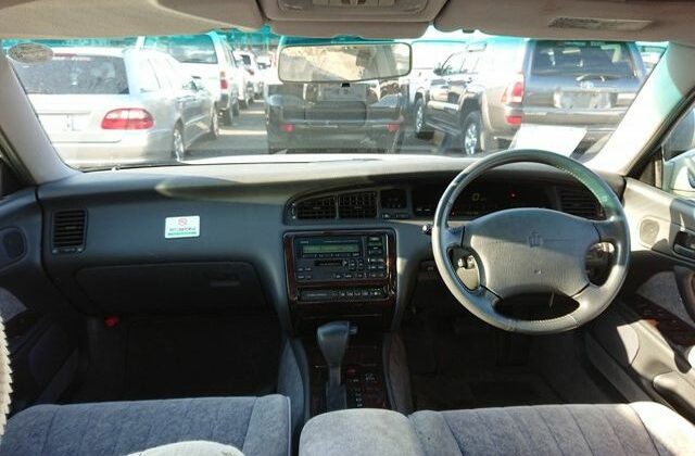 15-Three-Liter-Crown-Majesta-JZS-140-Series-front-driver-position