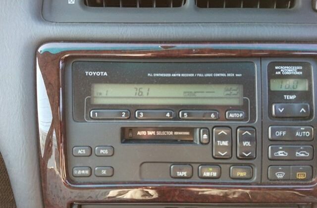 16-Three-Liter-Crown-Majesta-JZS-140-Series-original-Toyota-sound-system