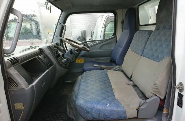 19-2006-Mitsubishi-Canter-Dump-Truck.-Cab-interior-from-passengers-side.-Three-seat-cab