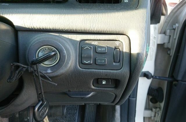 19-Three-Liter-Crown-Majesta-JZS-140-Series-standard-key-and-lock-system