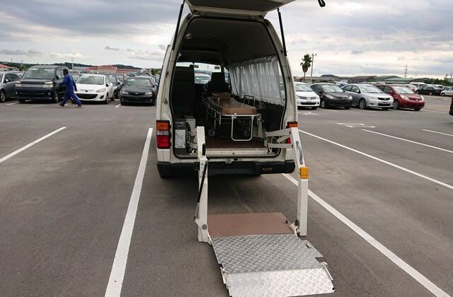1994-Nissan-Homy-rear-wheelchair-lift-rear-640x456