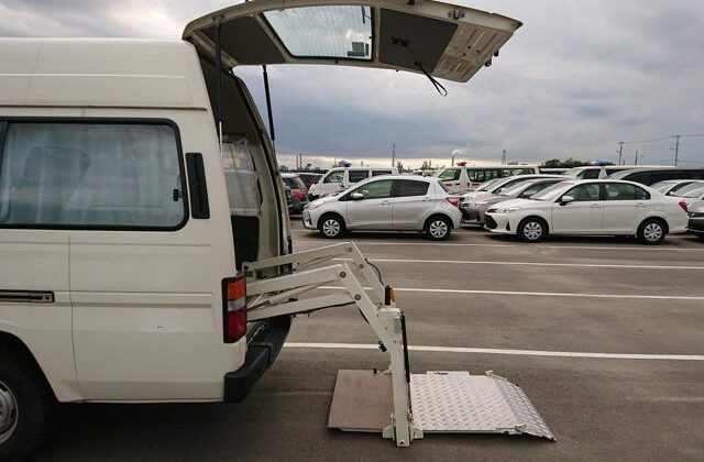 1994-Nissan-Homy-rear-wheelchair-lift-side-640x456