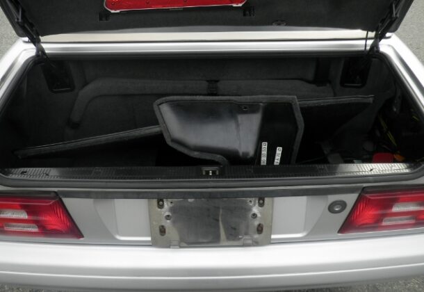1996-Mercedes-Benz-SL500-trunk