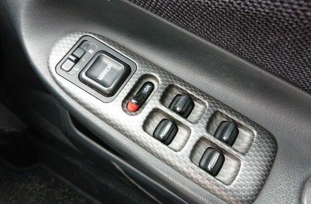 20-Integra-R-Type-imported-to-USA-from-Japan.-Widow-controls-show-minimal-wear.-True-low-miles-used-car.-JCD-640x456