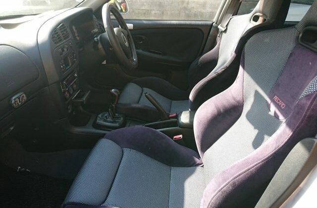 20-Lancer-GSR-Evolution-V-from-Japan.-Used-Lancer-Evo-for-import-from-Japan-via-Japan-Car-Direct.-Interior-cockpit-passenger-side-640x456