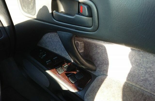 20-Three-Liter-Crown-Majesta-JZS-140-Series-all-power-windows