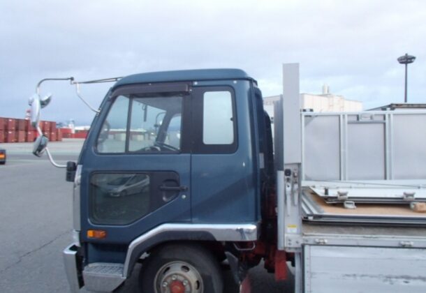 2005-Nissan-UD-Condor-5-ton-Wing-Opening-Truck-Import-from-Japan.-Good-Driver-View-with-Floor-Level-Front-Door-Windows
