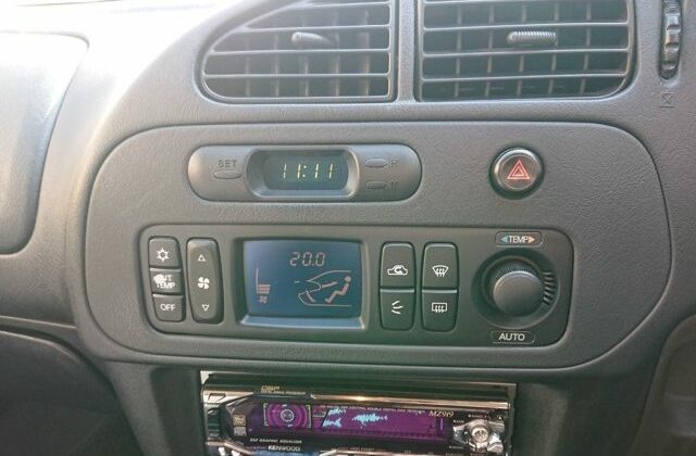 23-Lancer-GSR-Evolution-V-from-Japan.-Used-Lancer-Evo-for-import-from-Japan-via-Japan-Car-Direct.-Center-console-upper-640x456