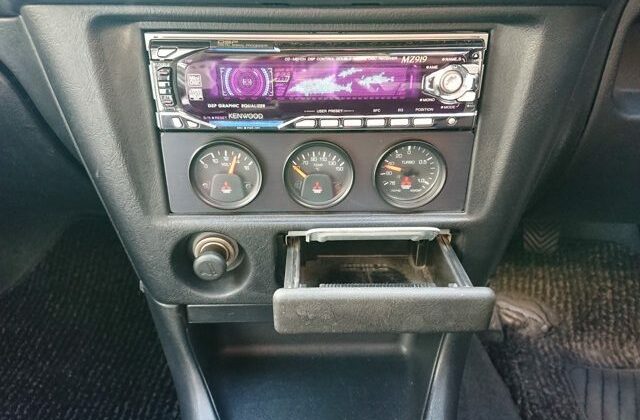 24-Lancer-GSR-Evolution-V-from-Japan.-Used-Lancer-Evo-for-import-from-Japan-via-Japan-Car-Direct.-Center-console-lower-640x456