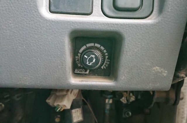 26-2006-Mitsubishi-Canter-Dump-Truck.-Engine-idle-control