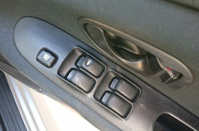 26-Lancer-GSR-Evolution-V-from-Japan.-Good-condition-Used-Lancer-Evo-self-import-from-Japan-via-JCD.-Driver-side-window-controls-640x456