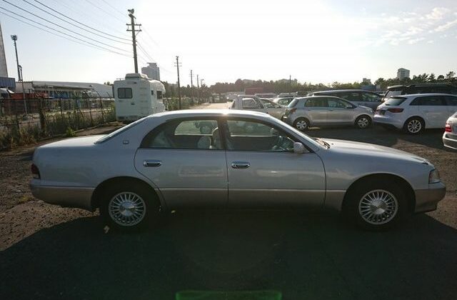 3-Thraee-Liter-Crown-Majesta-JZS-140-Series-classic-sedan