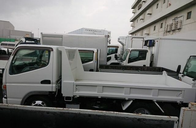 4-2006-Mitsubishi-Canter-Dump-Truck.-Side-view-very-clean-truck