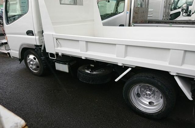 5-2006-Mitsubishi-Canter-Dump-Truck.-Close-up-of-side-view-of-very-clean-truck