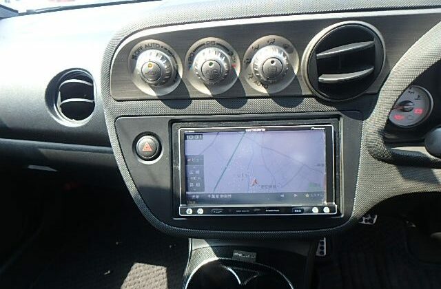 7-Import-used-DC-5-from-Japan.-A-good-condition-used-Honda.-Center-console-640x456