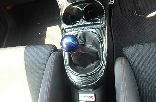 8-Import-used-DC-5-from-Japan.-A-good-condition-used-Honda.-Six-speed-transmission-640x456