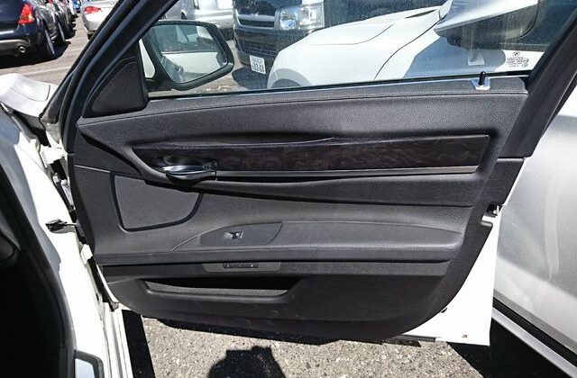 WBAKX61060C782208_34_vga-640x456