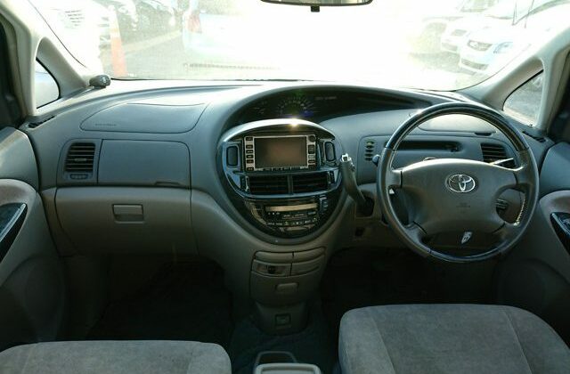 toyota-estima-hybrid-2002-013-640x456