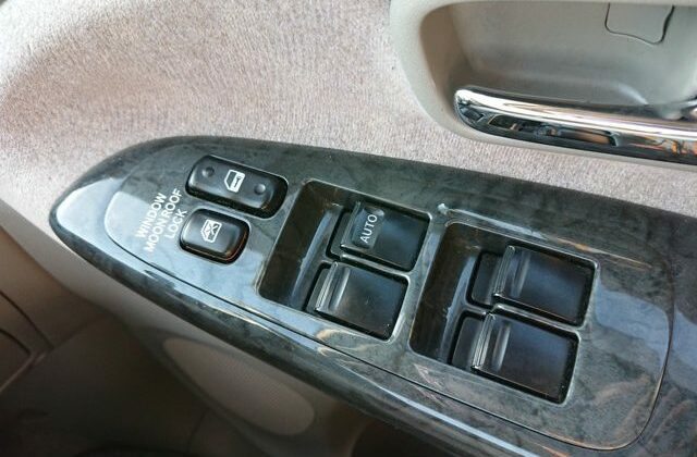 toyota-estima-hybrid-2002-018-640x456