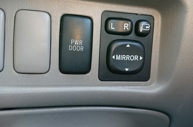 toyota-estima-hybrid-2002-019-640x456