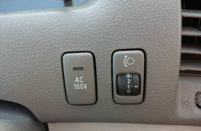 toyota-estima-hybrid-2002-020-640x456