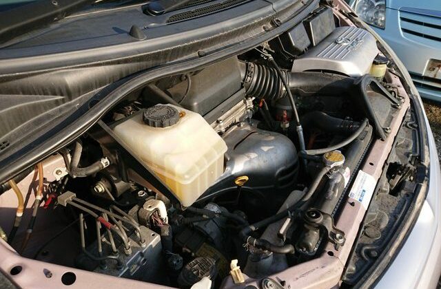 toyota-estima-hybrid-2002-024-640x456